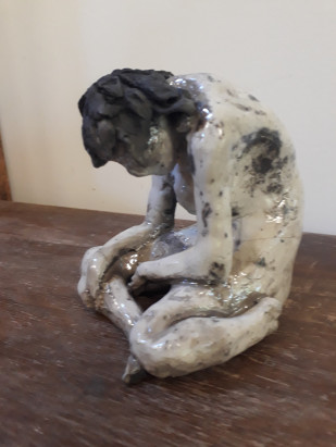 femme voutée profil