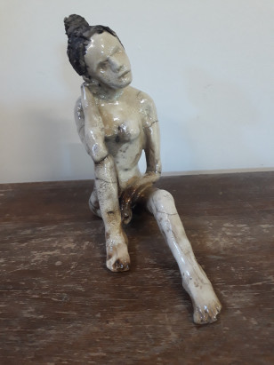 femme assise par-terre